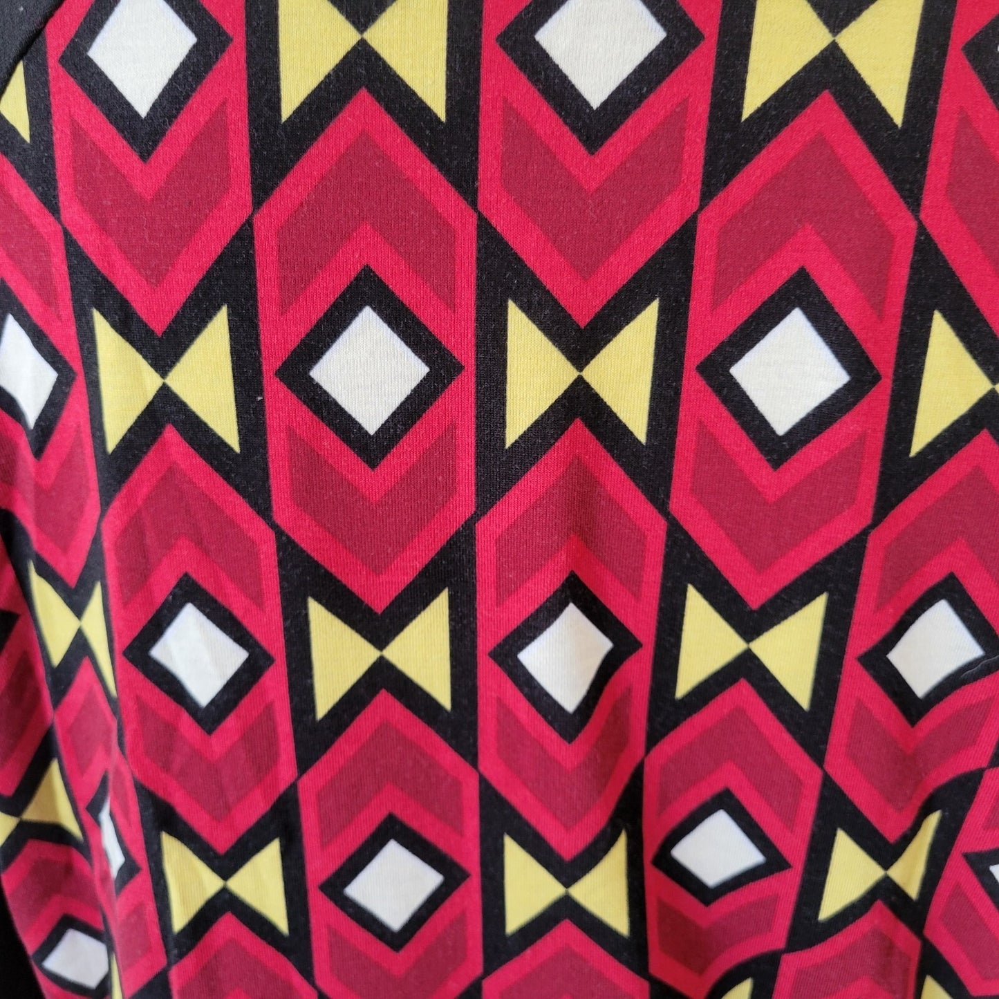 LuLaRoe 2XL Plus Size Randy Tee Red Black Geometric Raglan 3/4 Sleeve Knit Top