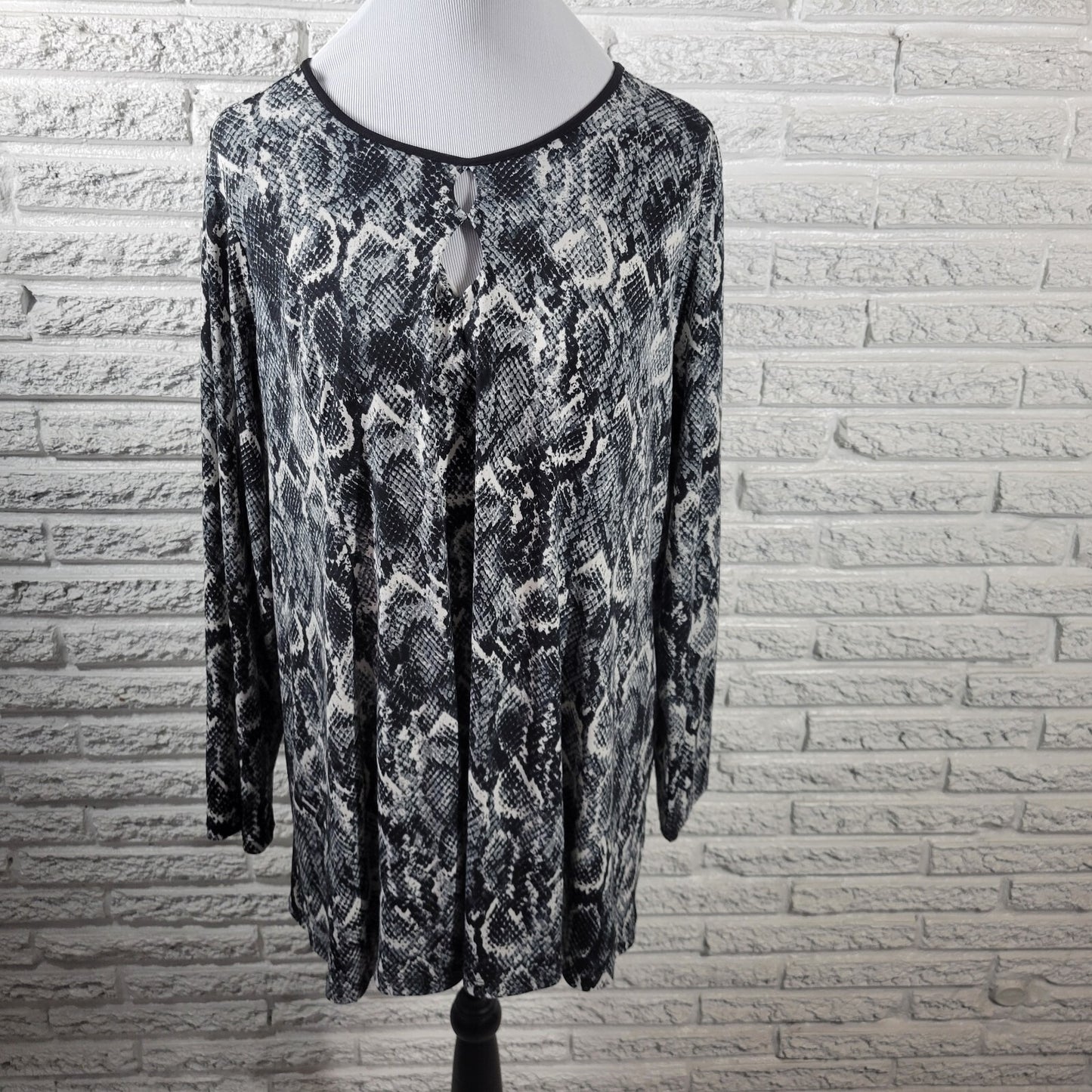 Susan Graver QVC Womens Top 1X Plus Tunic Keyhole Neck Black Animal Print Career