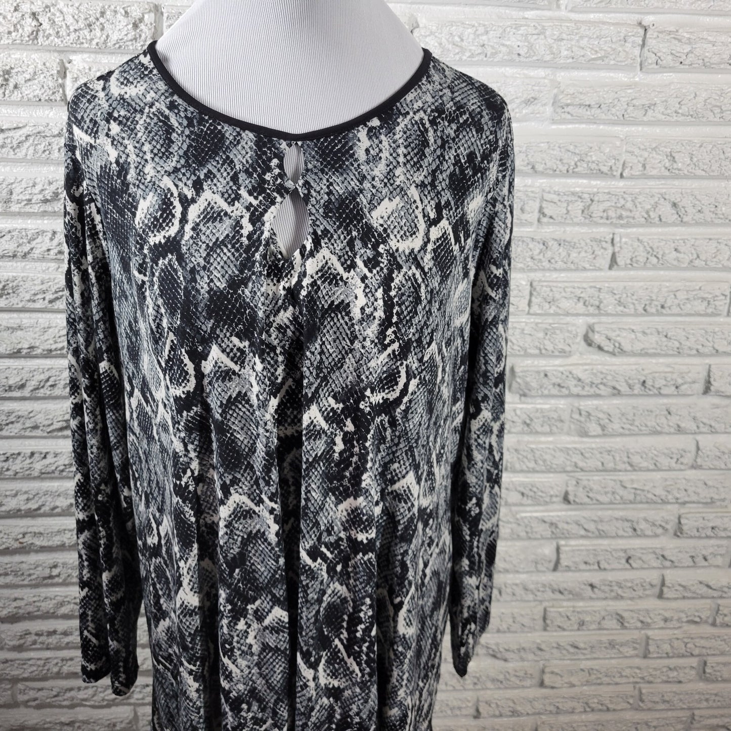 Susan Graver QVC Womens Top 1X Plus Tunic Keyhole Neck Black Animal Print Career