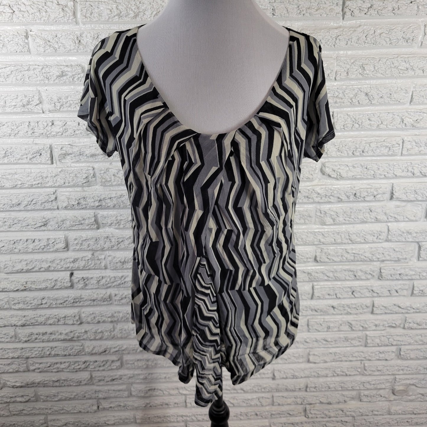 New York & Co XL Top Blouse Gray Black Geometric Cap Sleeve Split Front GEO201E