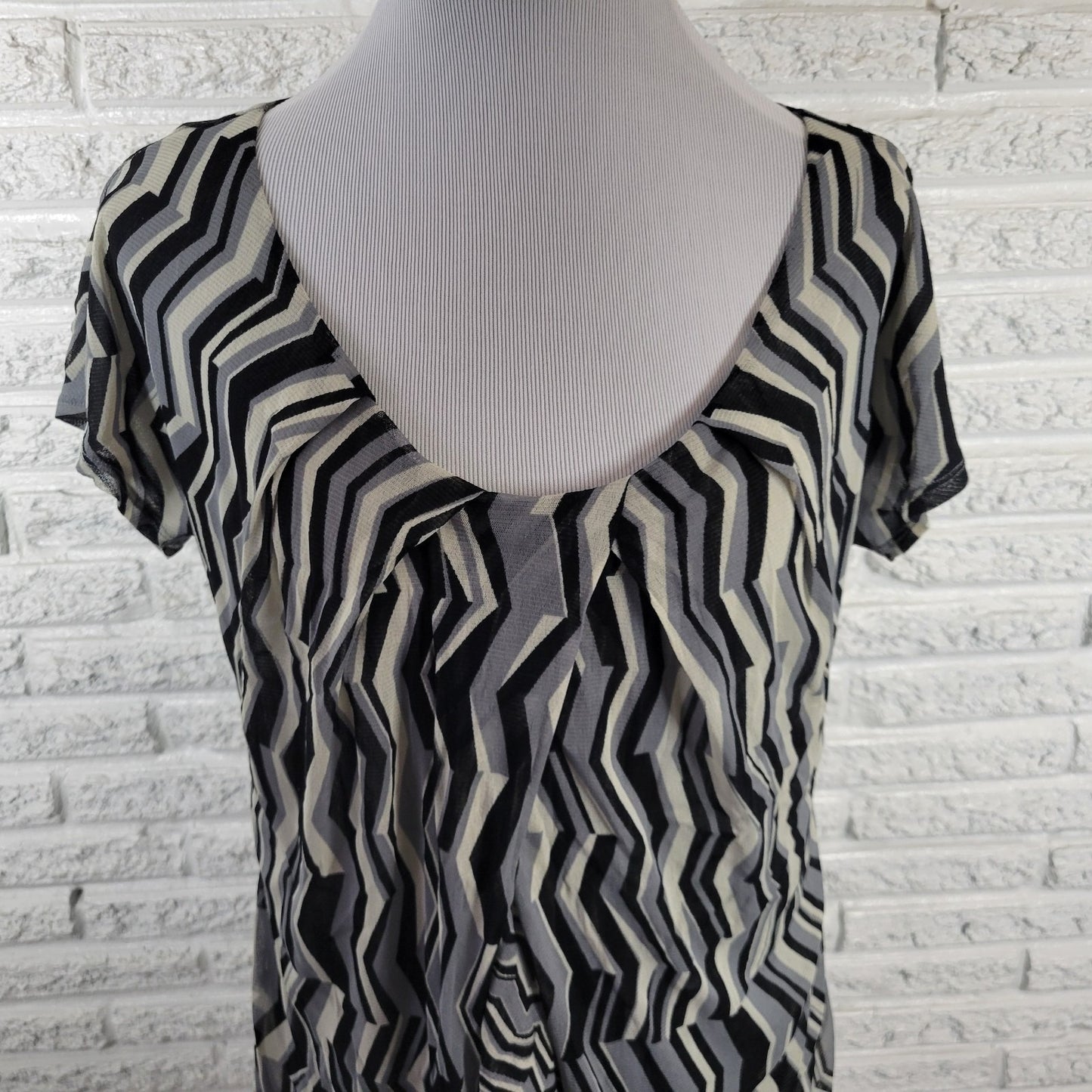 New York & Co XL Top Blouse Gray Black Geometric Cap Sleeve Split Front GEO201E