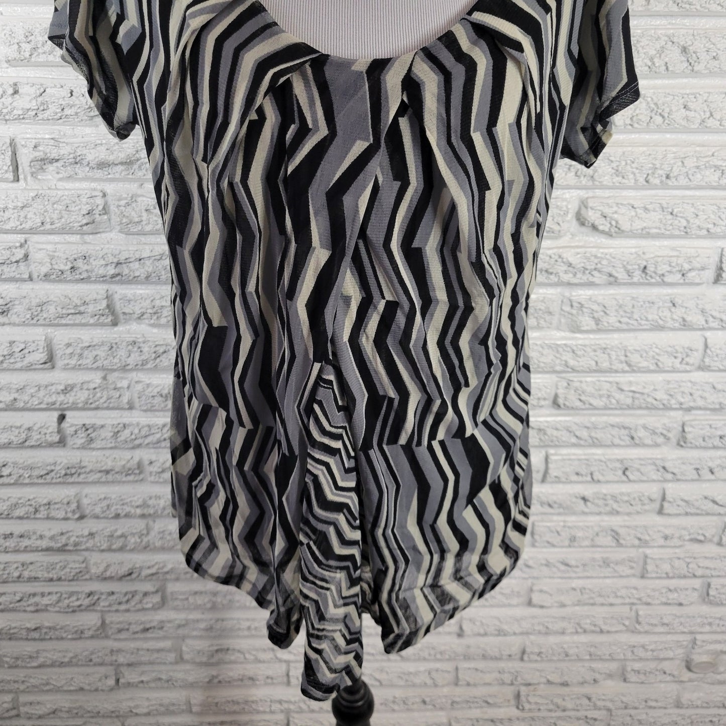 New York & Co XL Top Blouse Gray Black Geometric Cap Sleeve Split Front GEO201E
