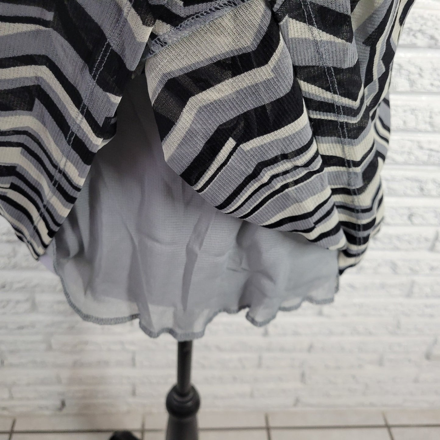 New York & Co XL Top Blouse Gray Black Geometric Cap Sleeve Split Front GEO201E