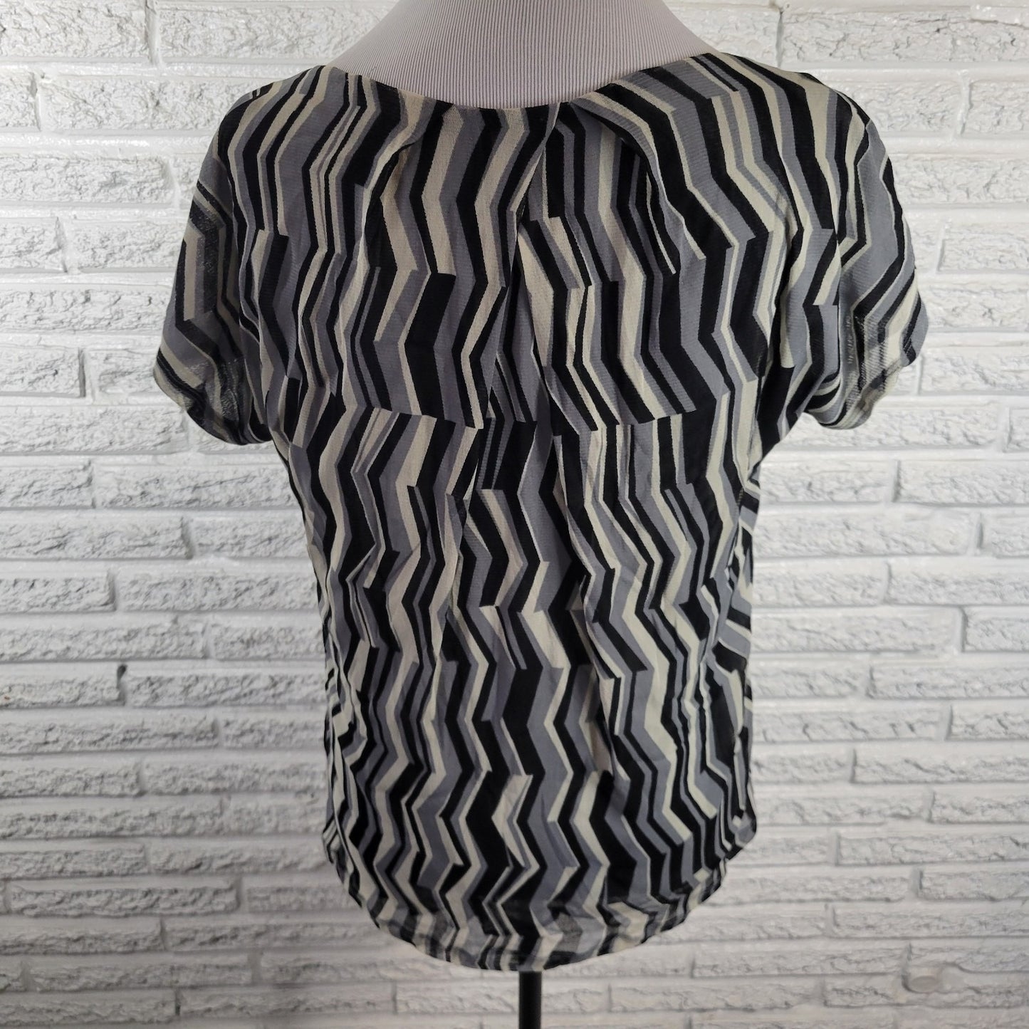 New York & Co XL Top Blouse Gray Black Geometric Cap Sleeve Split Front GEO201E