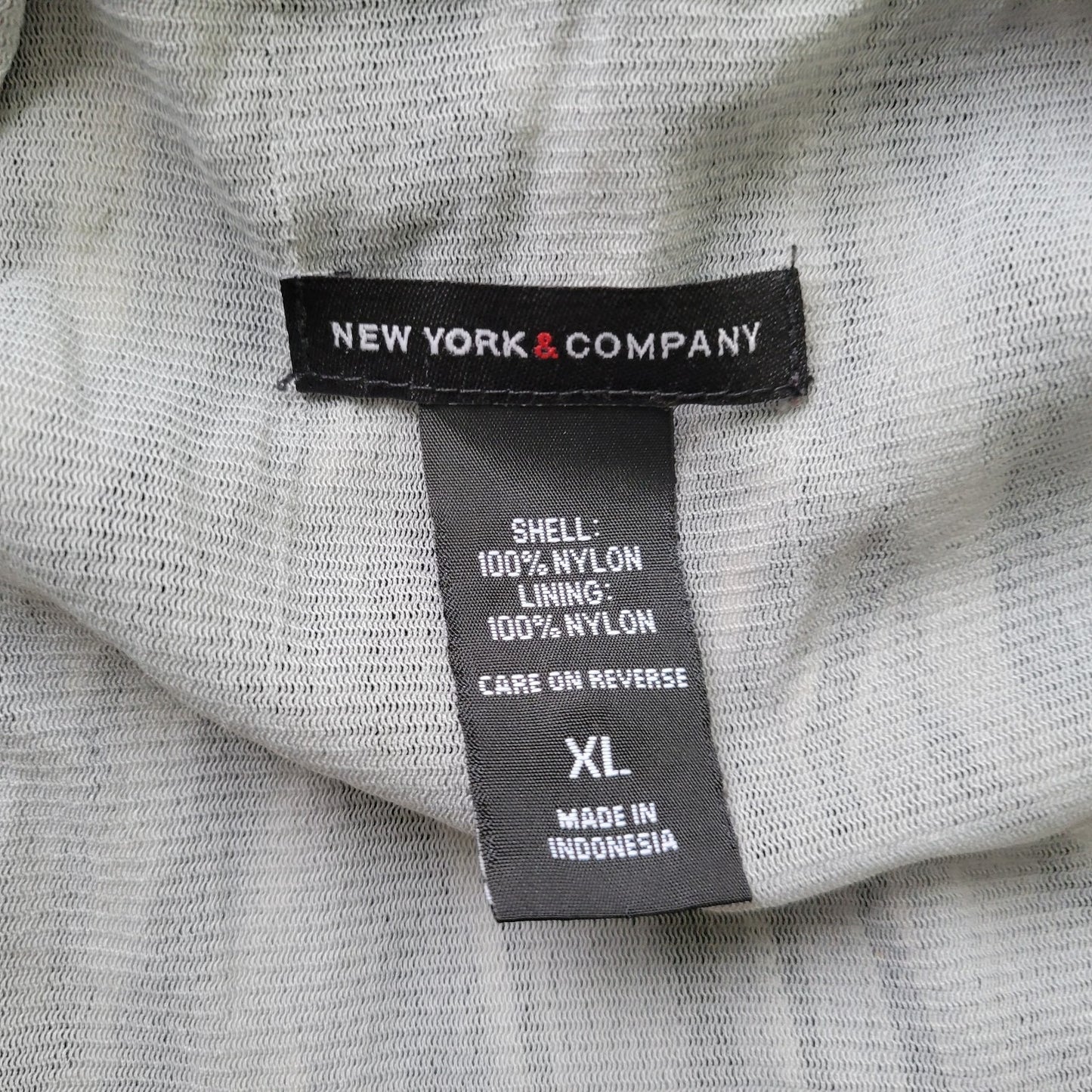 New York & Co XL Top Blouse Gray Black Geometric Cap Sleeve Split Front GEO201E