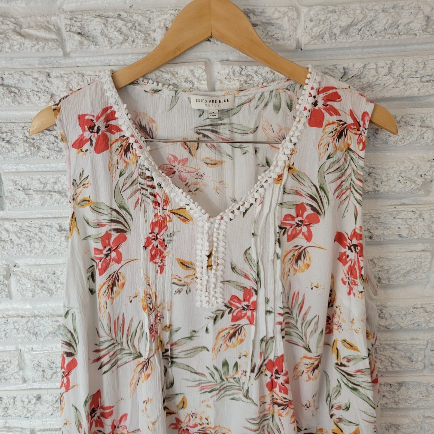 Skies Are Blue Womens Top 1X Plus Sleeveless Red White Floral Ric Rac Pintucked