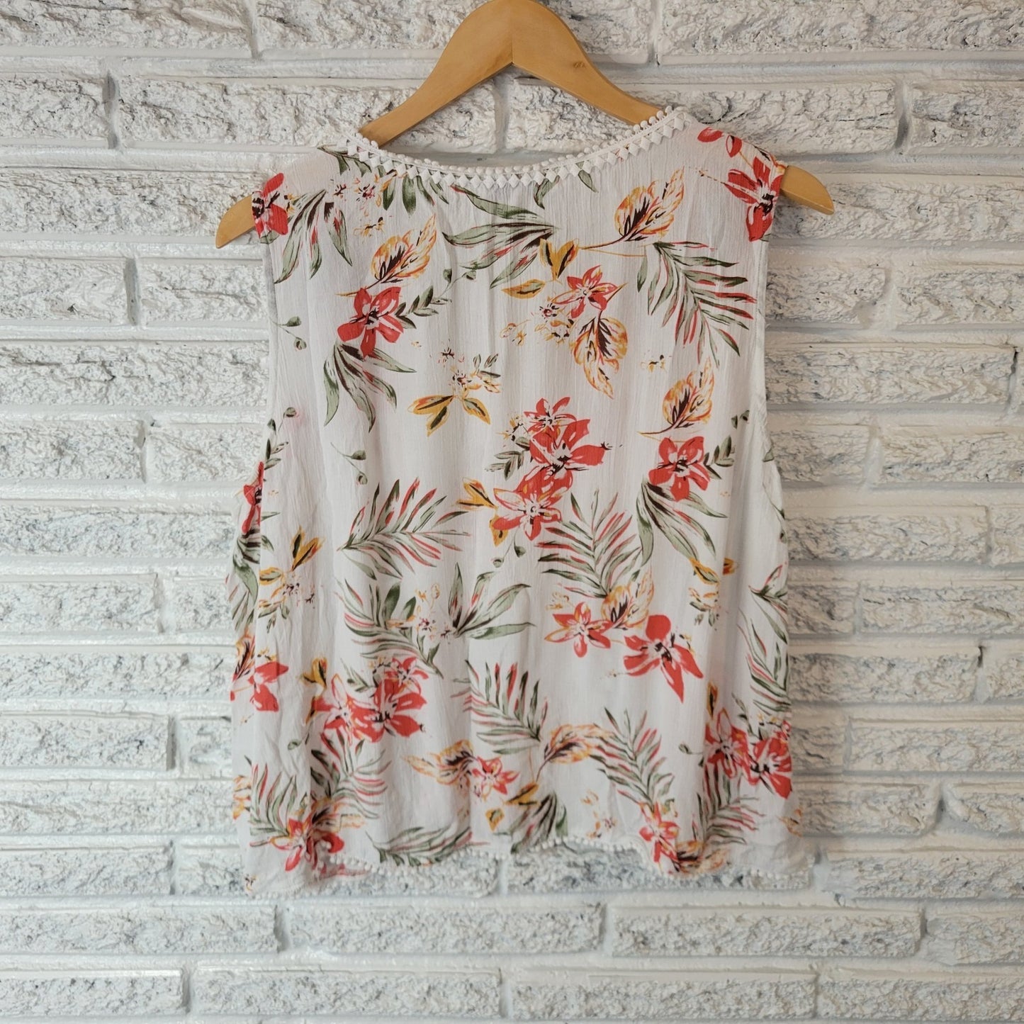 Skies Are Blue Womens Top 1X Plus Sleeveless Red White Floral Ric Rac Pintucked