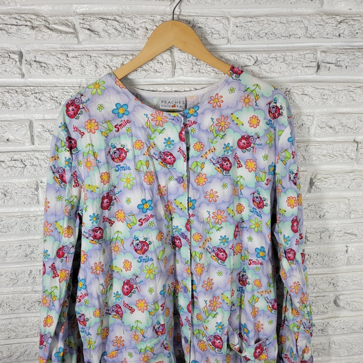 Peaches Unisex Scrub Top 2XL Plus Long Sleeve Button Up Dental Lavender Ladybugs