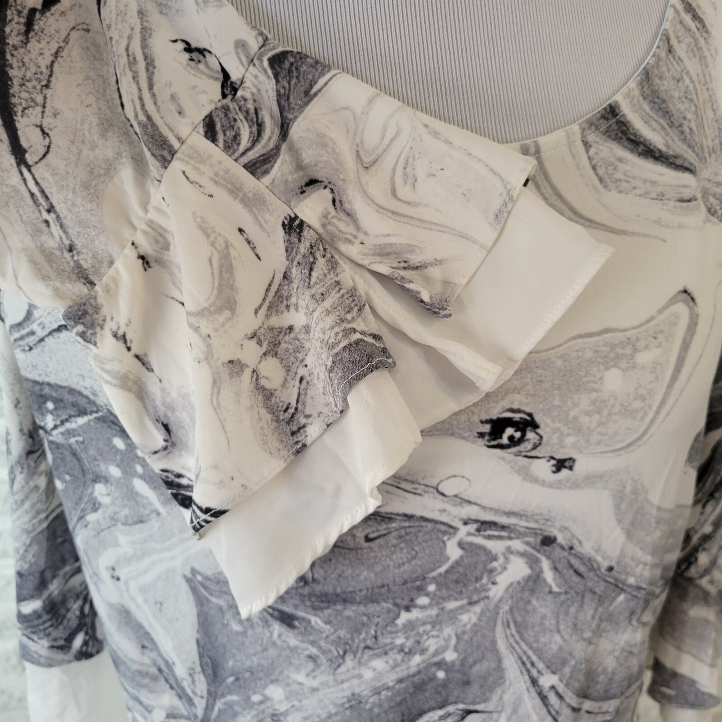 Jones New York Womens Top XL Bell 3/4 Sleeve Black Gray  Watercolor Poly Blend