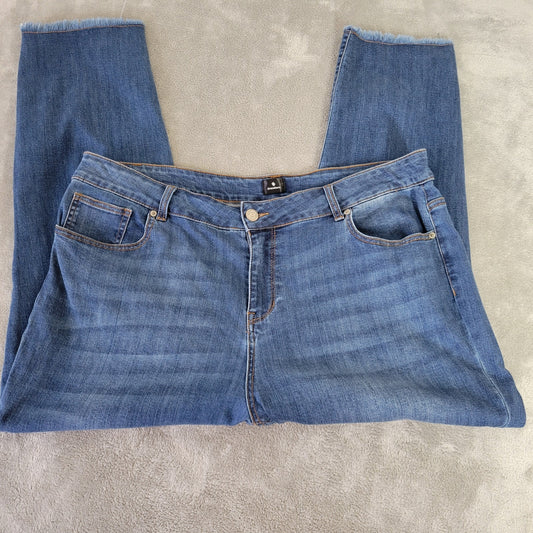 Dress Barn Womens Jeans 20 Plus Cropped Medium Blue Denim Zip Fly Raw Hem Comfy