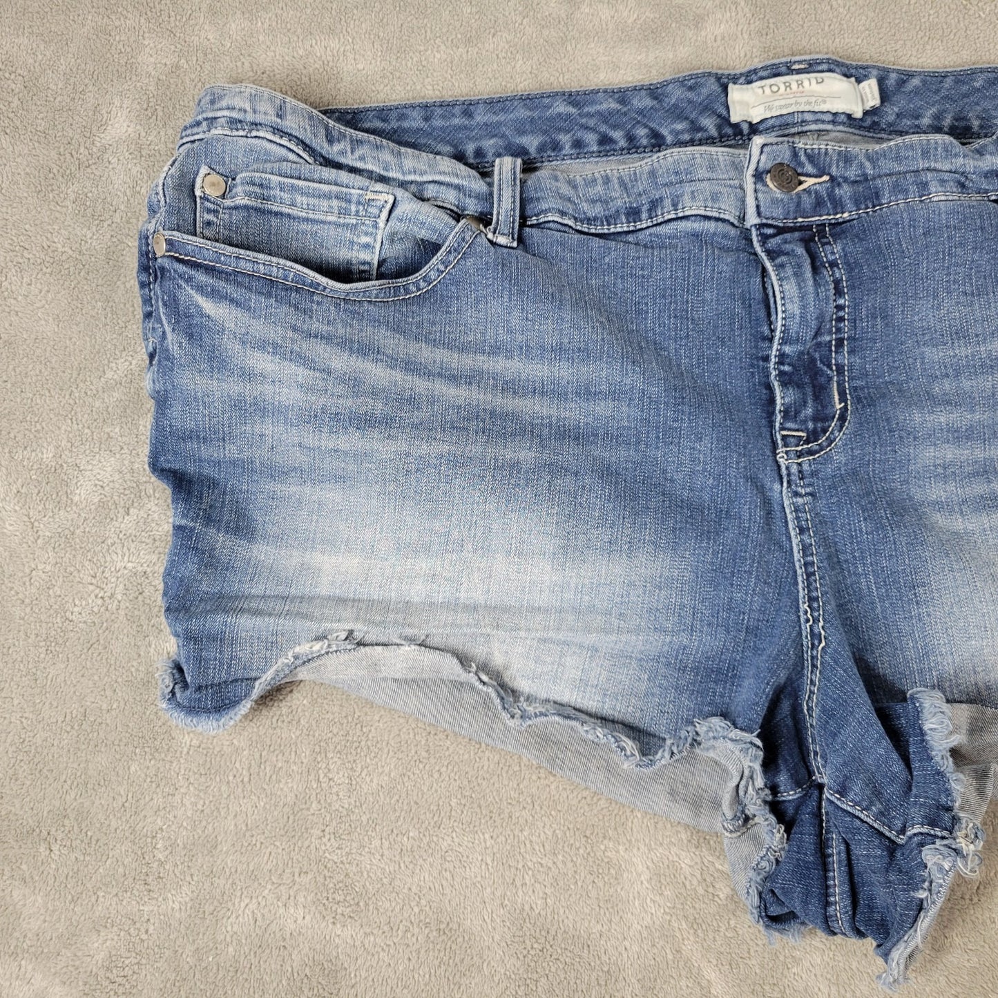 Torrid Womens Shorts 26 Plus Medium Blue Denim Cut Off Zip Fly Comfort Comfy
