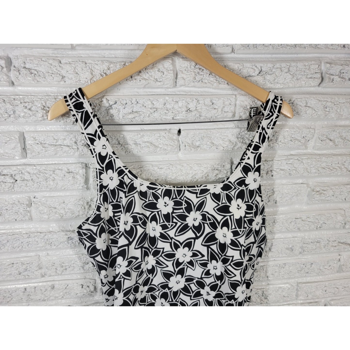 Tropical Escape Women Swim Top 20W Plus Black Floral Wide Strap Built in Bra