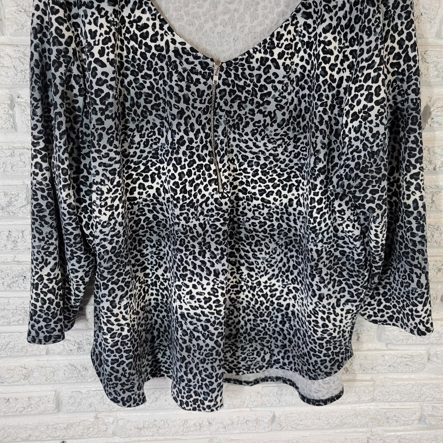 Green Envelope Womens Top 3X 3/4 Sleeve Knit Black Animal Poly Blend Print Zip