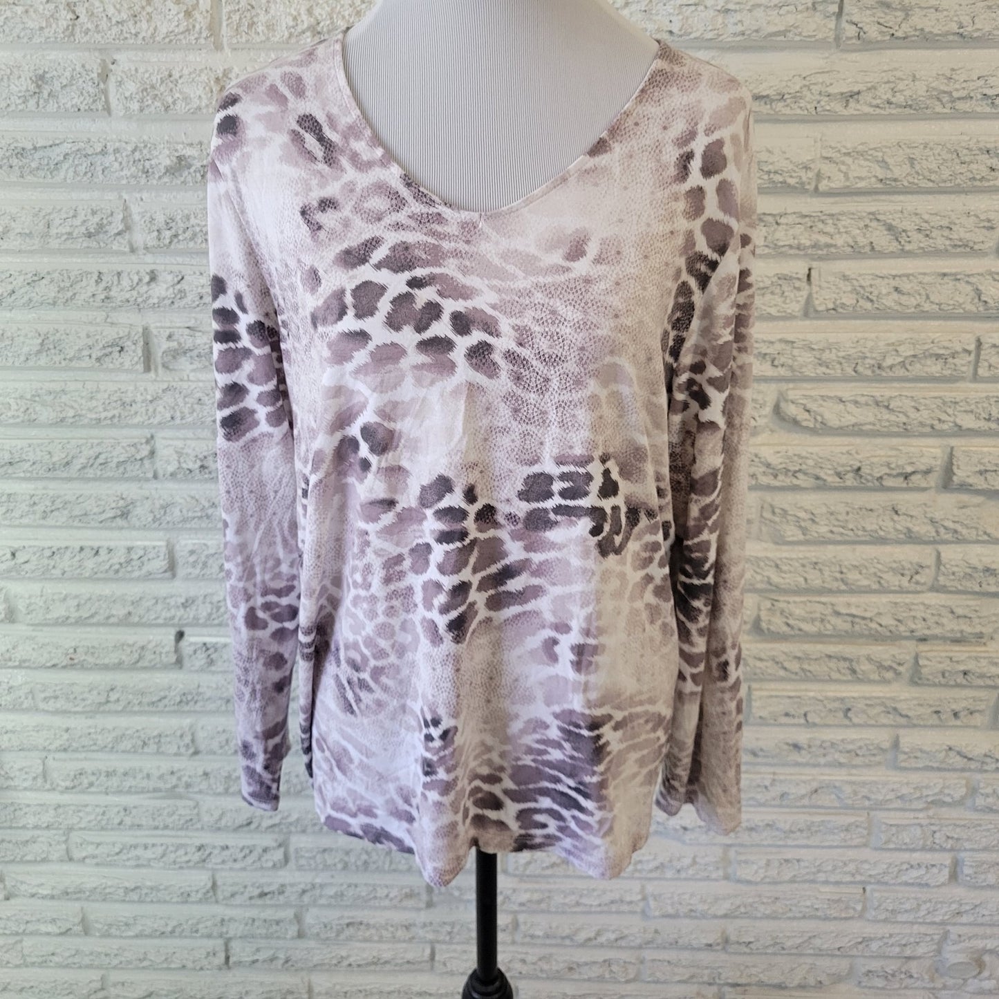 Chicos Womens Top 3 Standard XL Long Sleeve Gray White Animal Print Lightweight