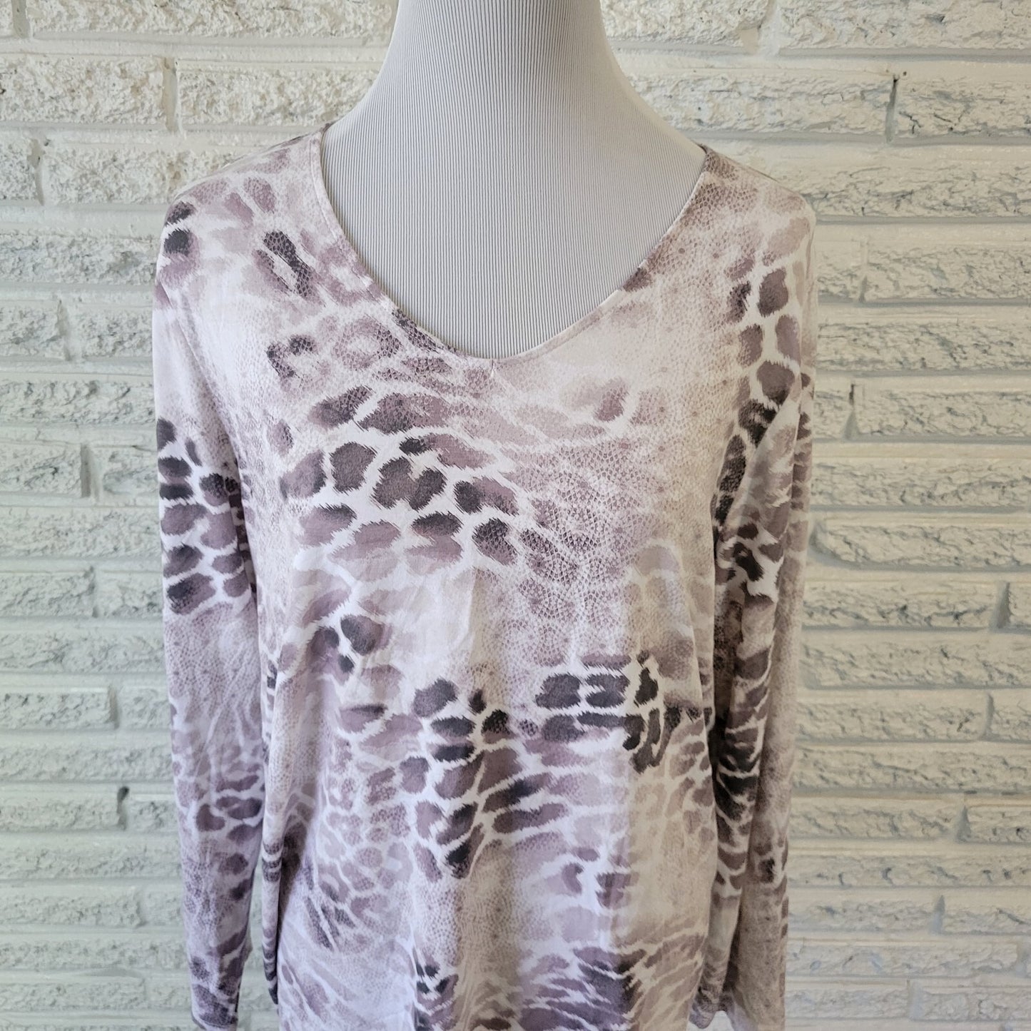 Chicos Womens Top 3 Standard XL Long Sleeve Gray White Animal Print Lightweight