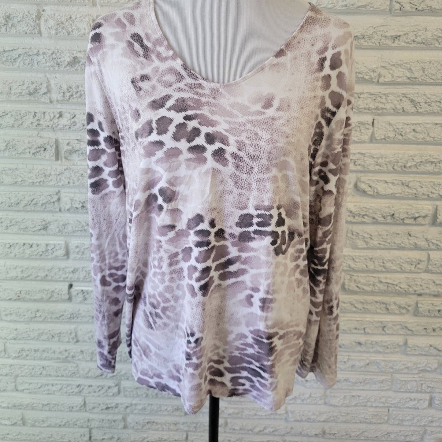 Chicos Womens Top 3 Standard XL Long Sleeve Gray White Animal Print Lightweight