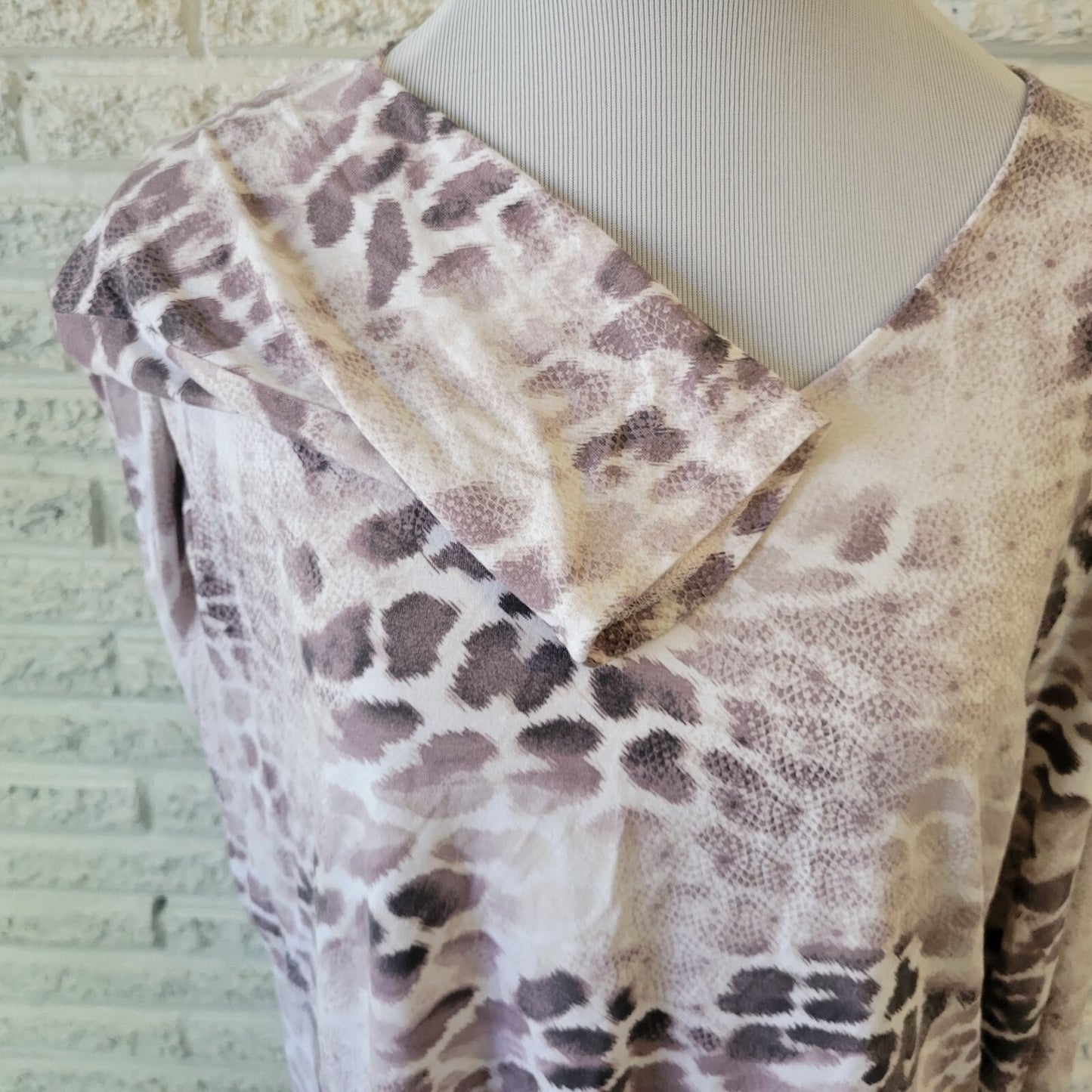 Chicos Womens Top 3 Standard XL Long Sleeve Gray White Animal Print Lightweight