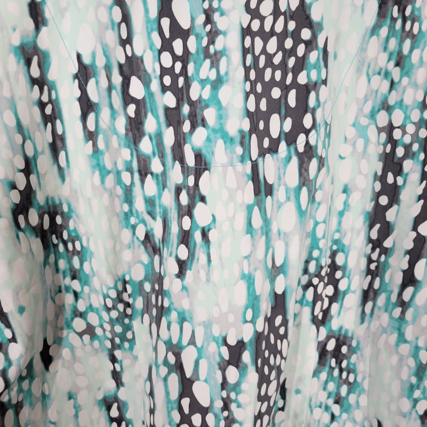 Healing Hands Unisex Scrub Top 3X Plus Blue Watercolor Poly Blend Pocket Medical