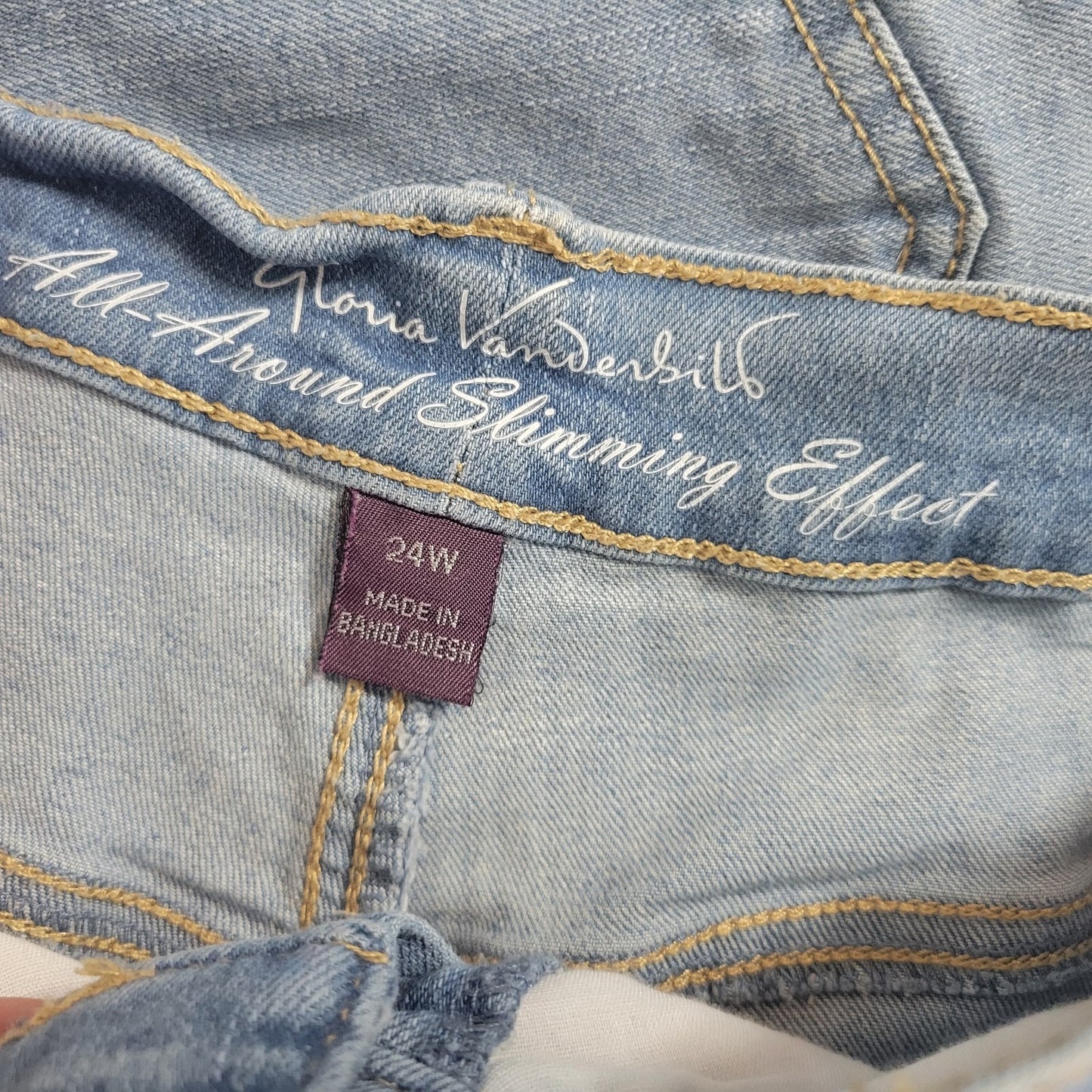 Gloria Vanderbilt Amanda Womens Jeans 24W Plus Capri Light Blue Denim Comfy Zip