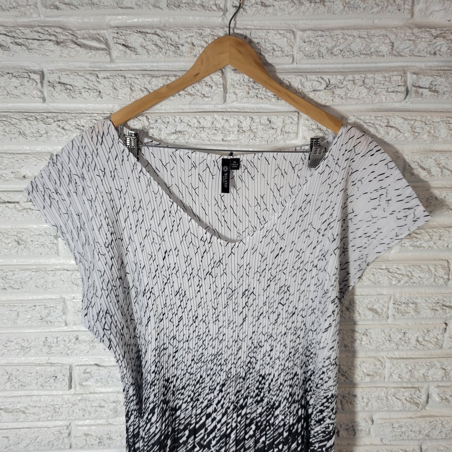 Milano Women's 3X Plus Top Blouse Black White Geometric V-Neck Sleeveless