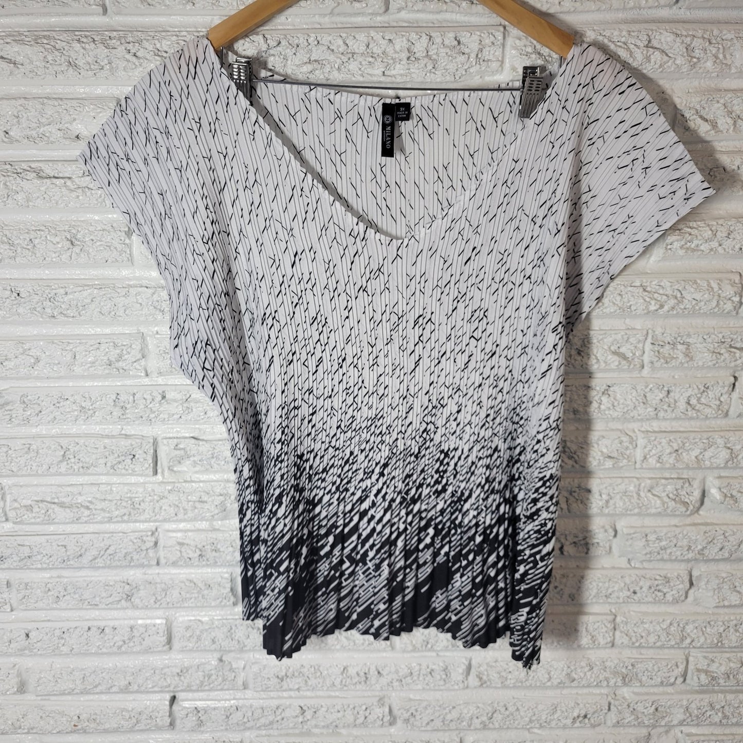 Milano Women's 3X Plus Top Blouse Black White Geometric V-Neck Sleeveless