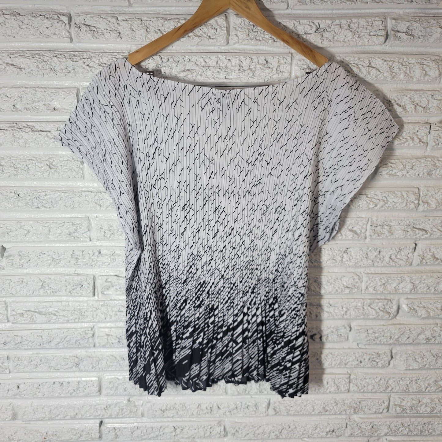 Milano Women's 3X Plus Top Blouse Black White Geometric V-Neck Sleeveless