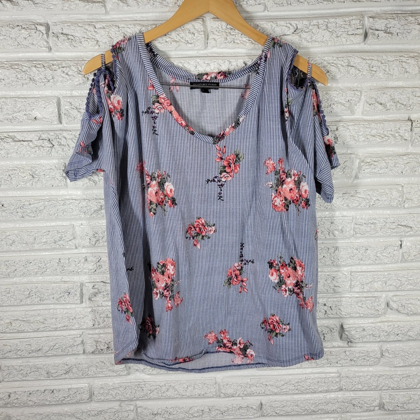 Signature Studio Women's Plus Size 2X Blue Pink Floral Cold Shoulder V-Neck Top