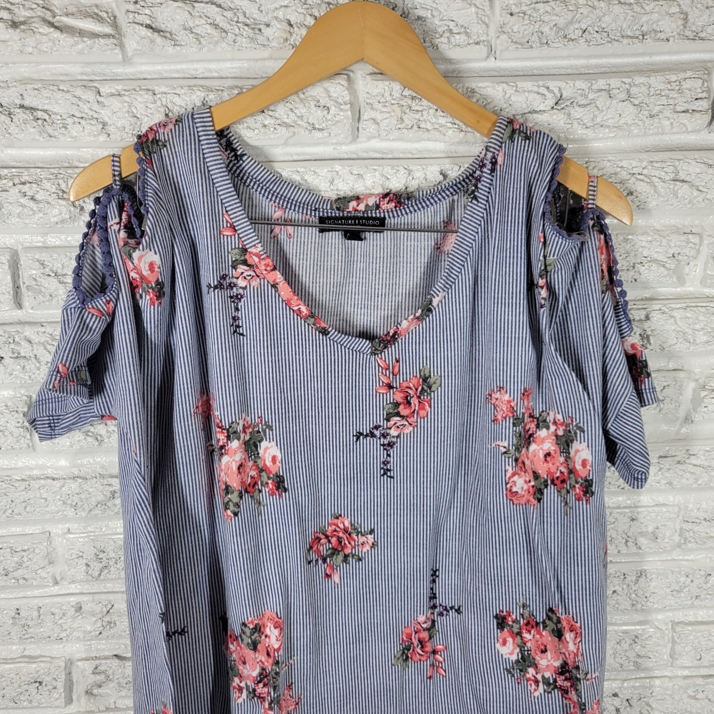 Signature Studio Women's Plus Size 2X Blue Pink Floral Cold Shoulder V-Neck Top