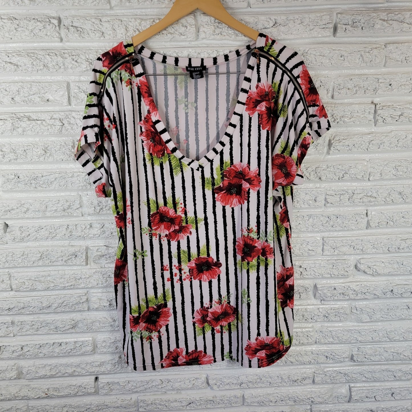 Bae City 3X Plus Red Stripe Floral T-Shirt Zip Shoulder V-Neck Jersey Stretch