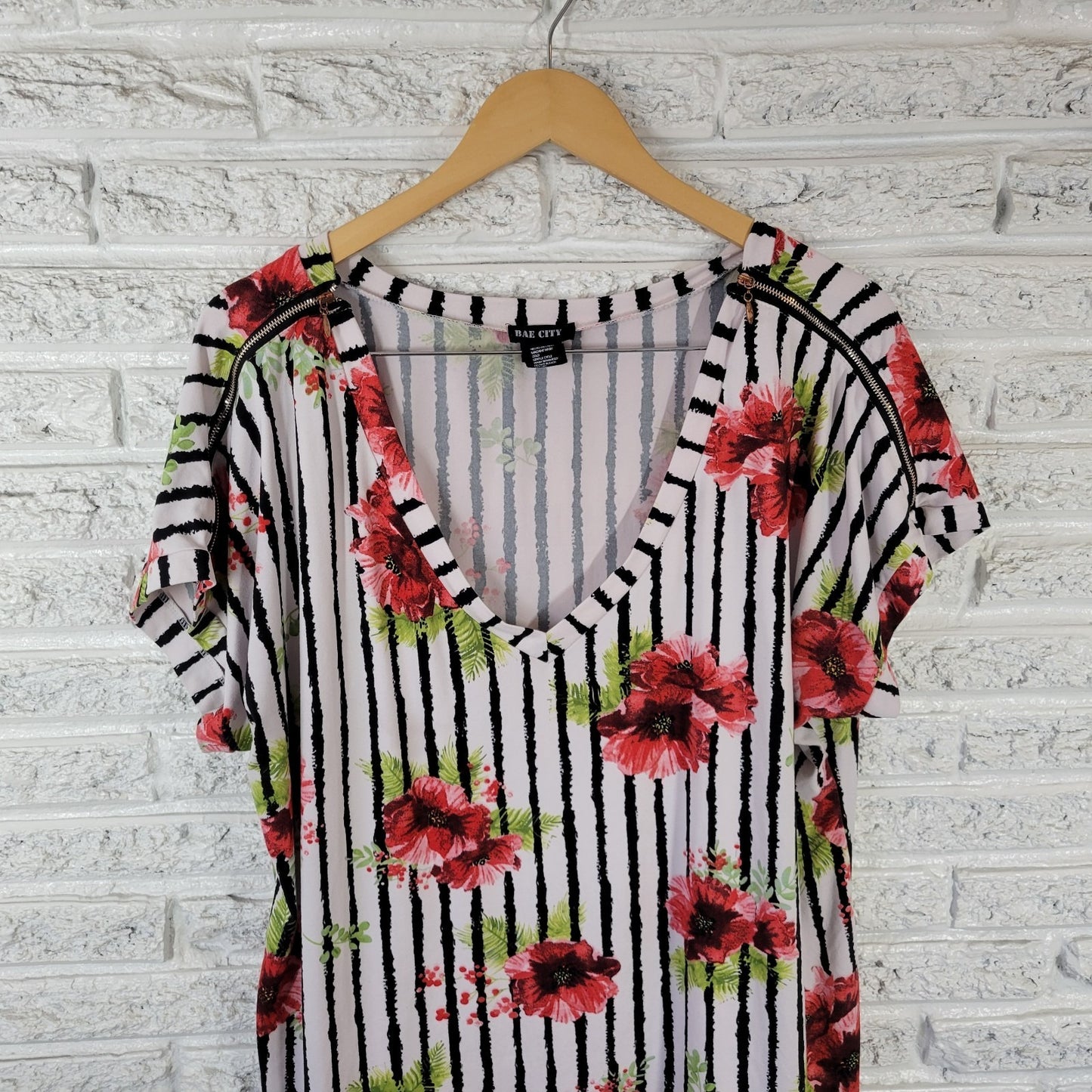 Bae City 3X Plus Red Stripe Floral T-Shirt Zip Shoulder V-Neck Jersey Stretch