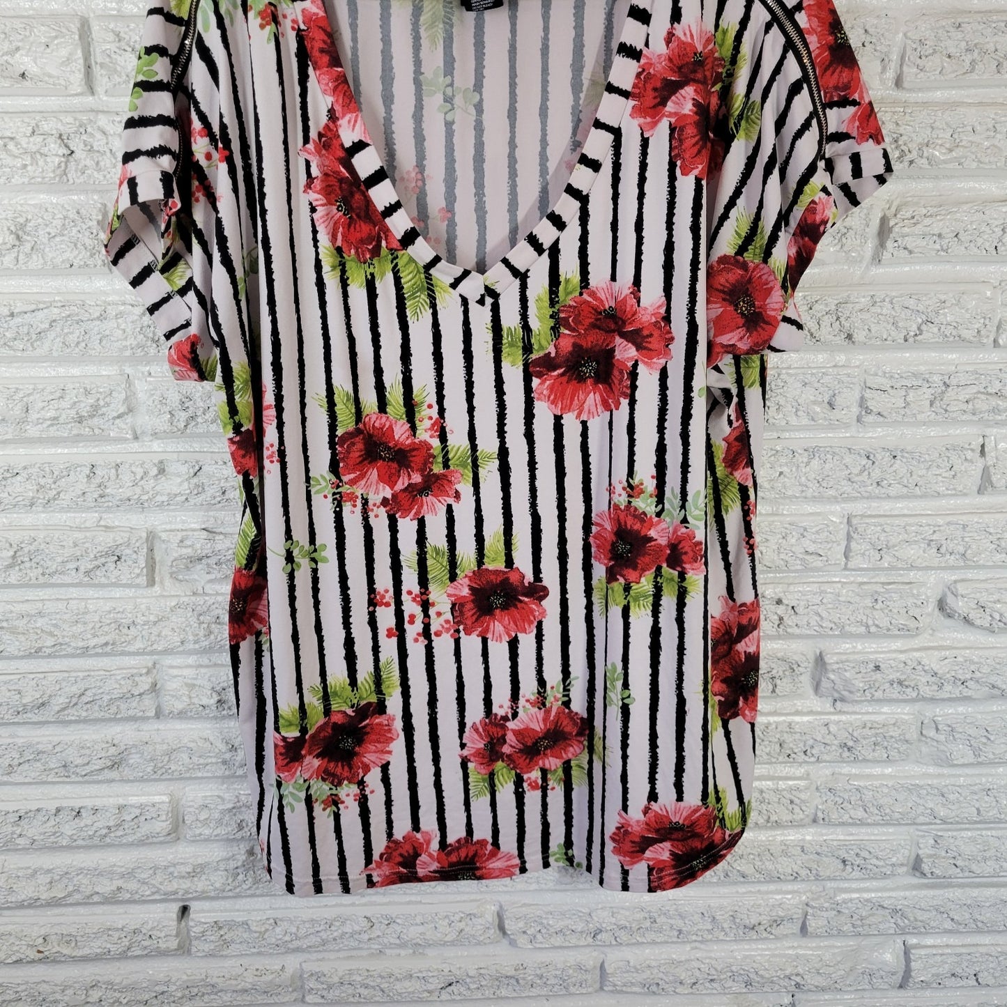 Bae City 3X Plus Red Stripe Floral T-Shirt Zip Shoulder V-Neck Jersey Stretch