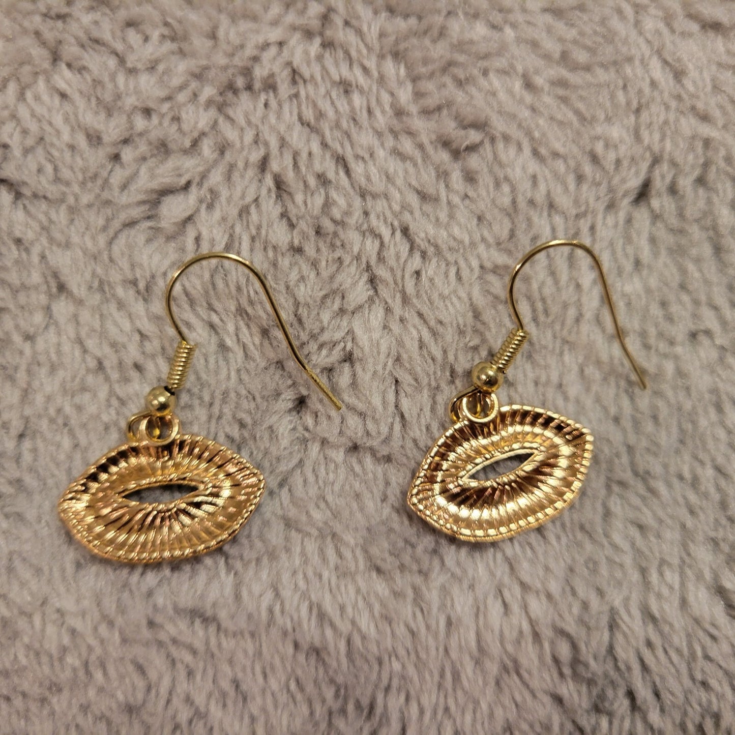 Fourth of July Patriotic Womens Earrings One Pair USA Flag Kiss Lips Hanging