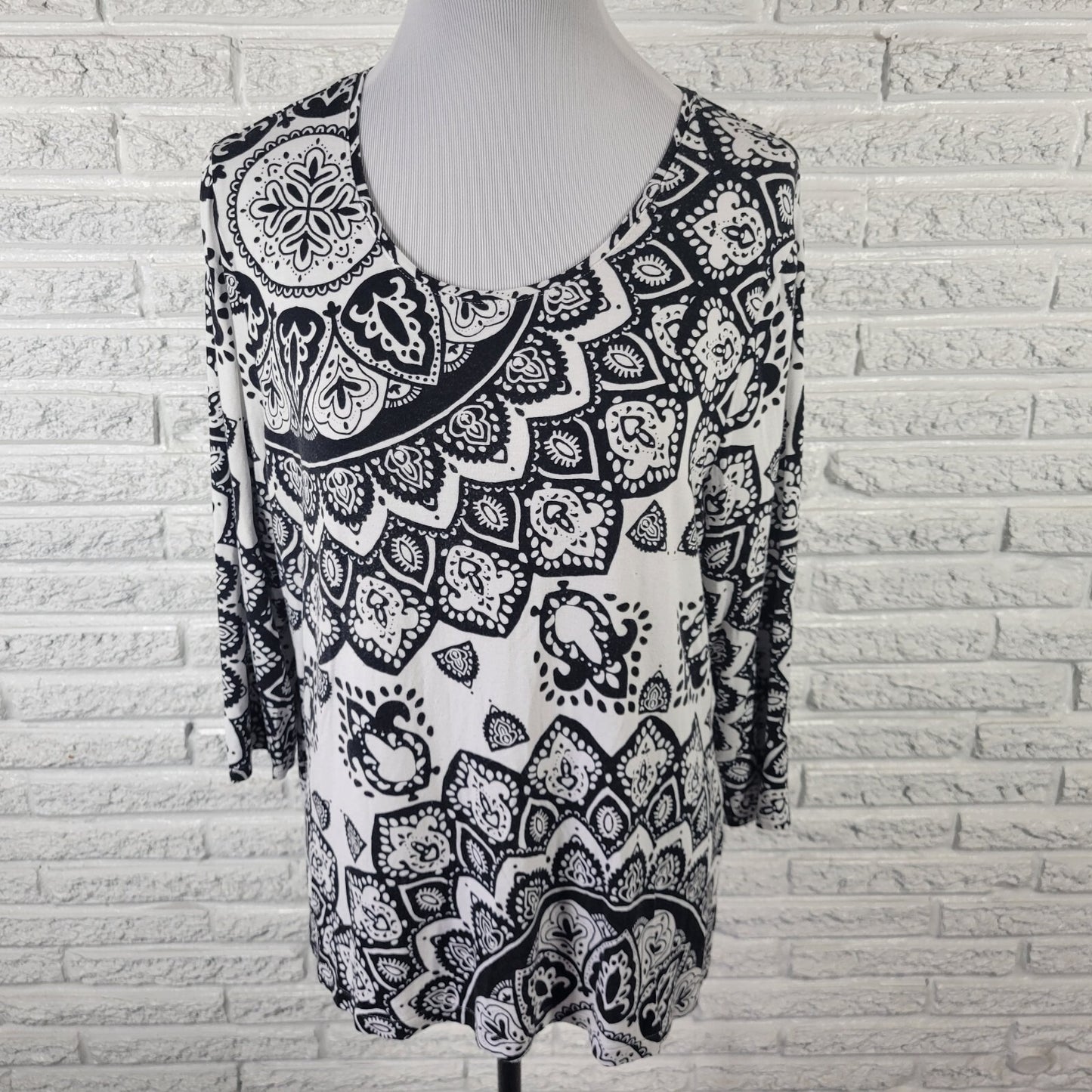 Chico's Zenergy Women's Top XL Black White Geometric 3/4 Sleeve Knit Pullover