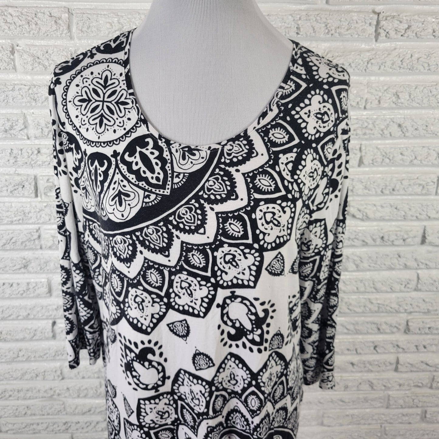 Chico's Zenergy Women's Top XL Black White Geometric 3/4 Sleeve Knit Pullover