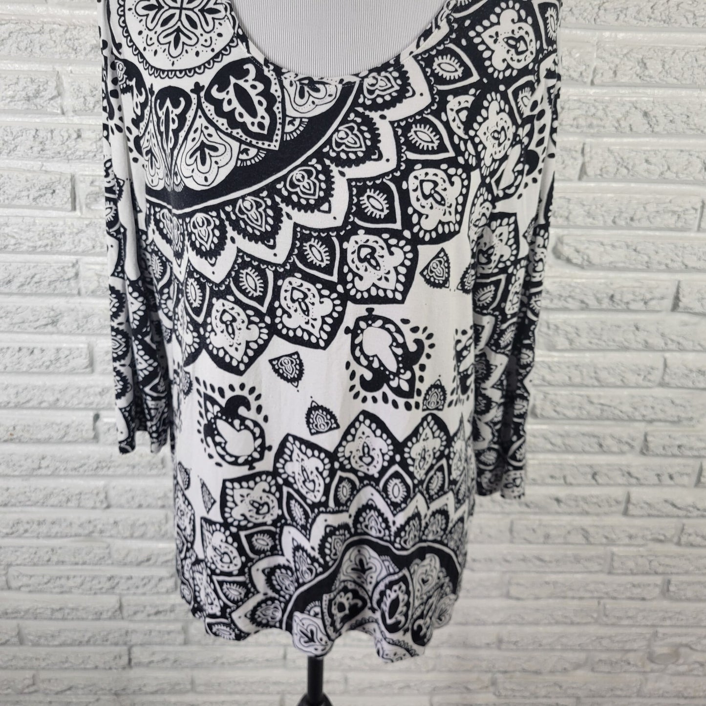 Chico's Zenergy Women's Top XL Black White Geometric 3/4 Sleeve Knit Pullover