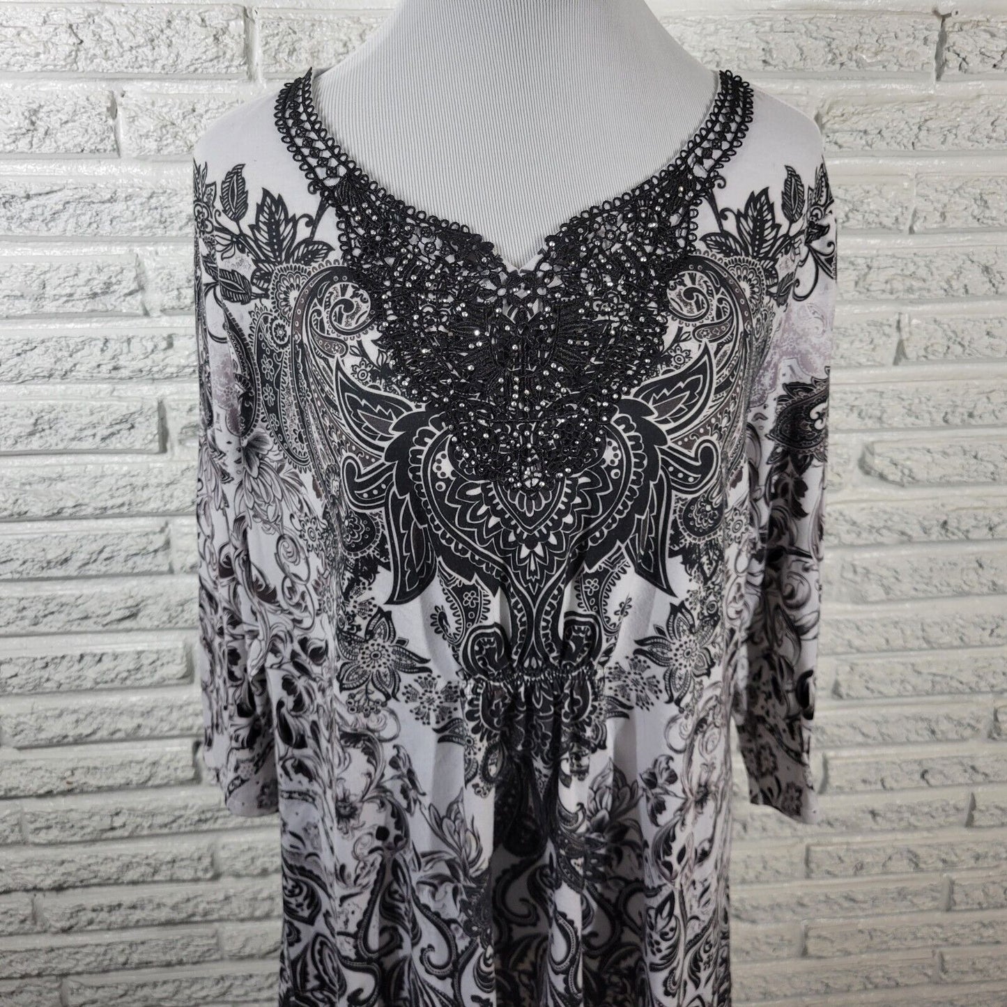 Simply Emma Womens Top 1X Plus Black Paisley Lace Trim Asymmetric Studded Comfy