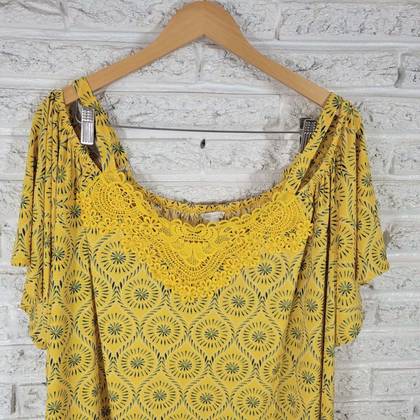 Cato Est 1946 Womens Top 22W 24W Cold Shoulder Yellow Starburst Lace Trim Comfy