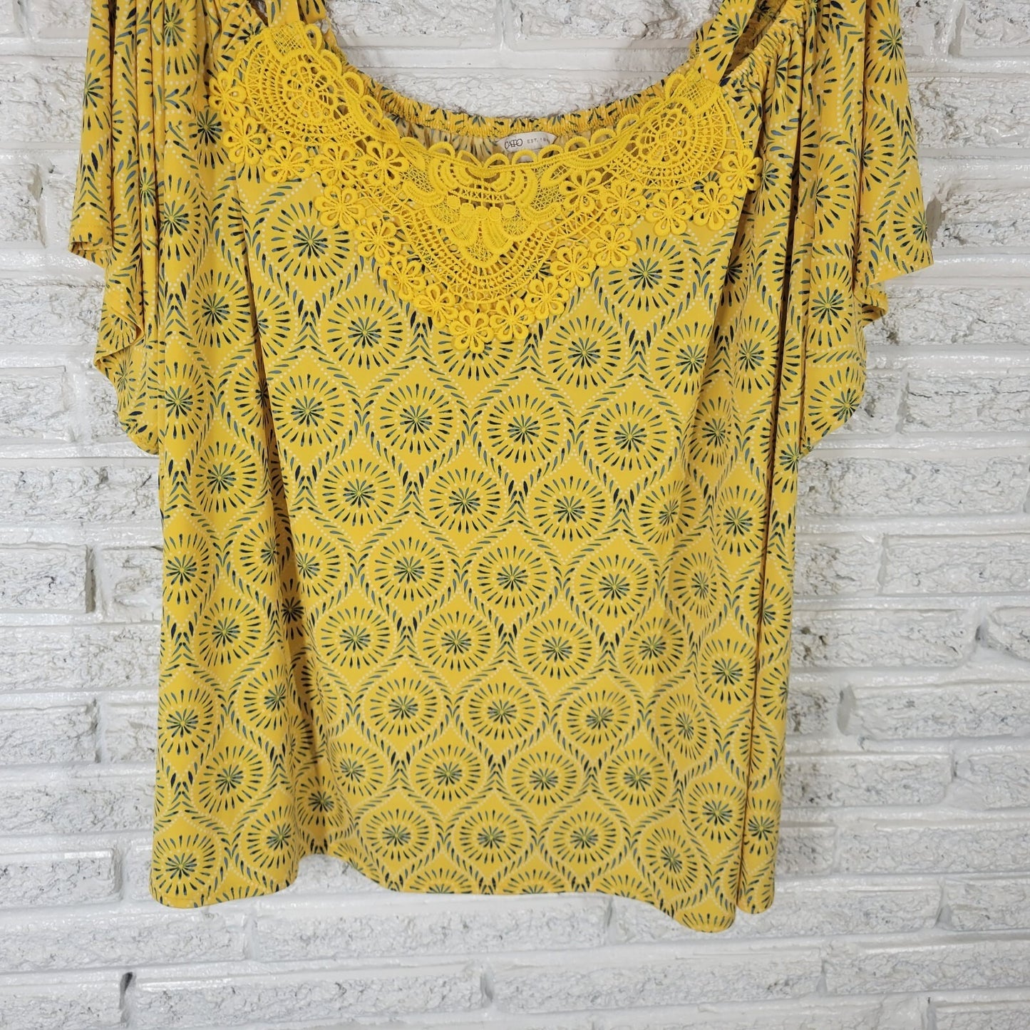 Cato Est 1946 Womens Top 22W 24W Cold Shoulder Yellow Starburst Lace Trim Comfy