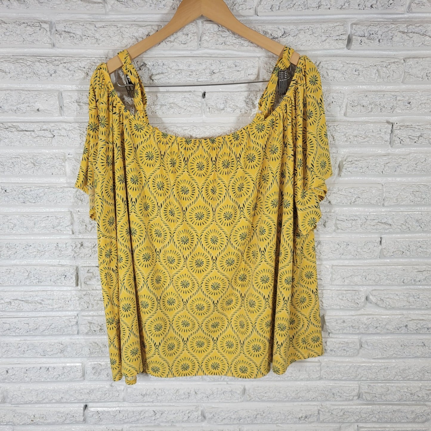 Cato Est 1946 Womens Top 22W 24W Cold Shoulder Yellow Starburst Lace Trim Comfy