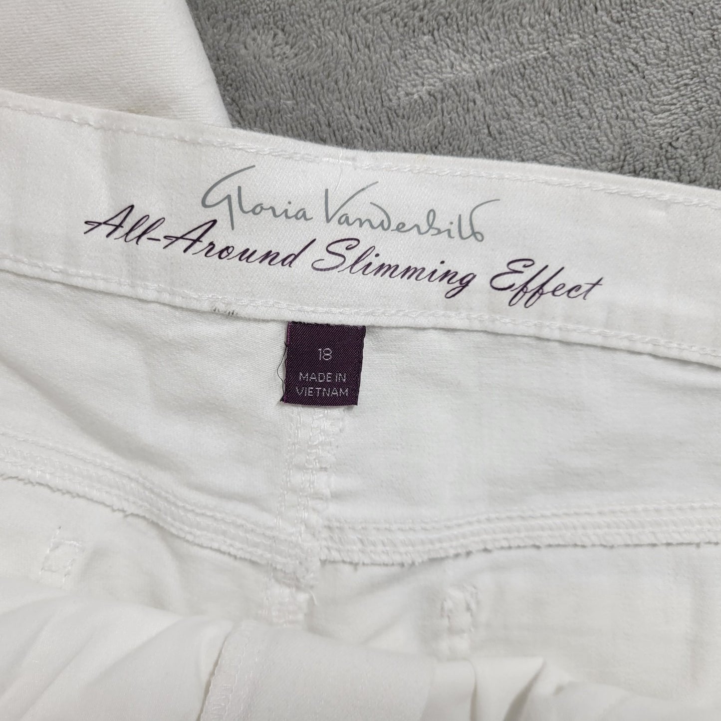 Gloria Vanderbilt Womens Shorts 18 Plus Skimmer Capri Slimming White Zip Fly