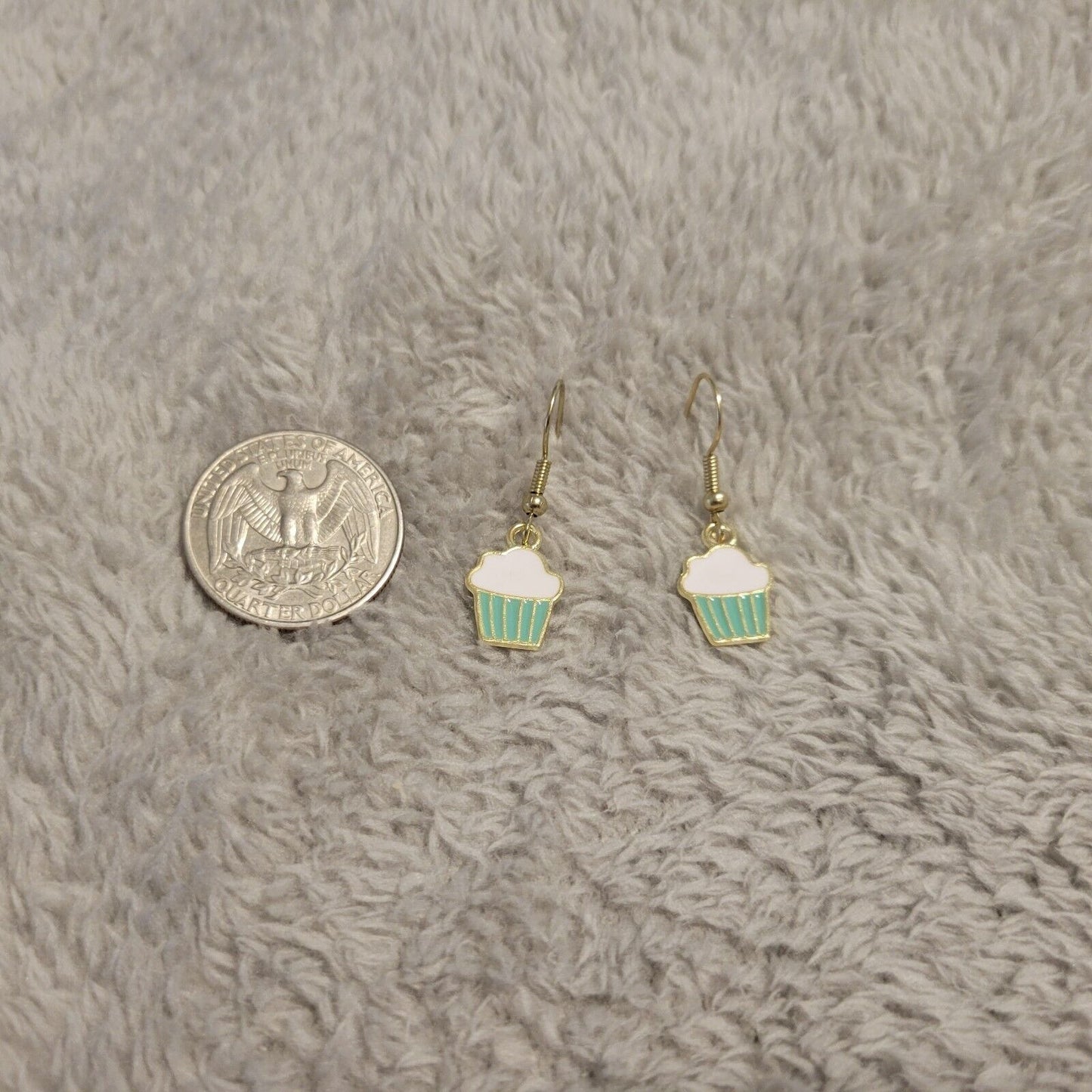 Cupcakes Earrings Gold Tone Green One Pair Sweets Novelty Fun