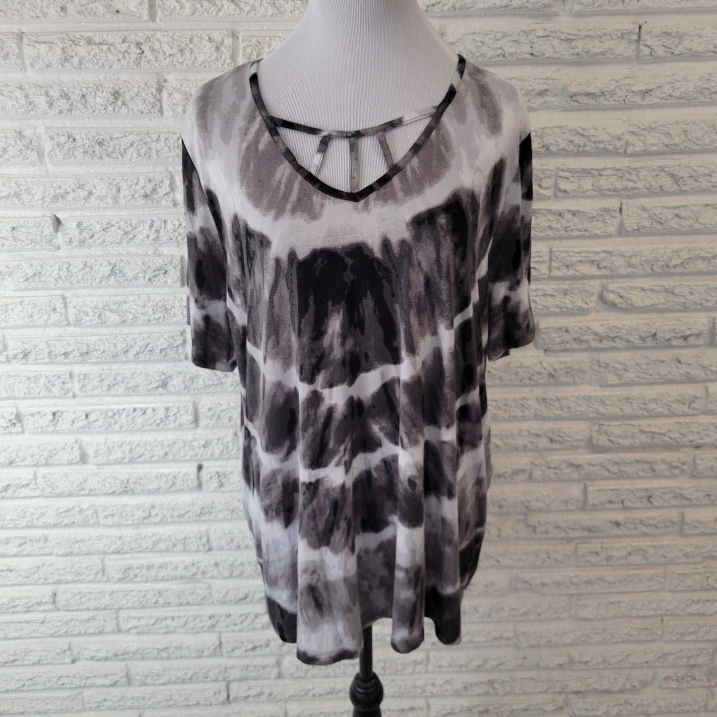 Cato Est 1946 Womens Top 18W 20W Plus Tee Short Sleeve Lattice Neck Gray Tie Dye