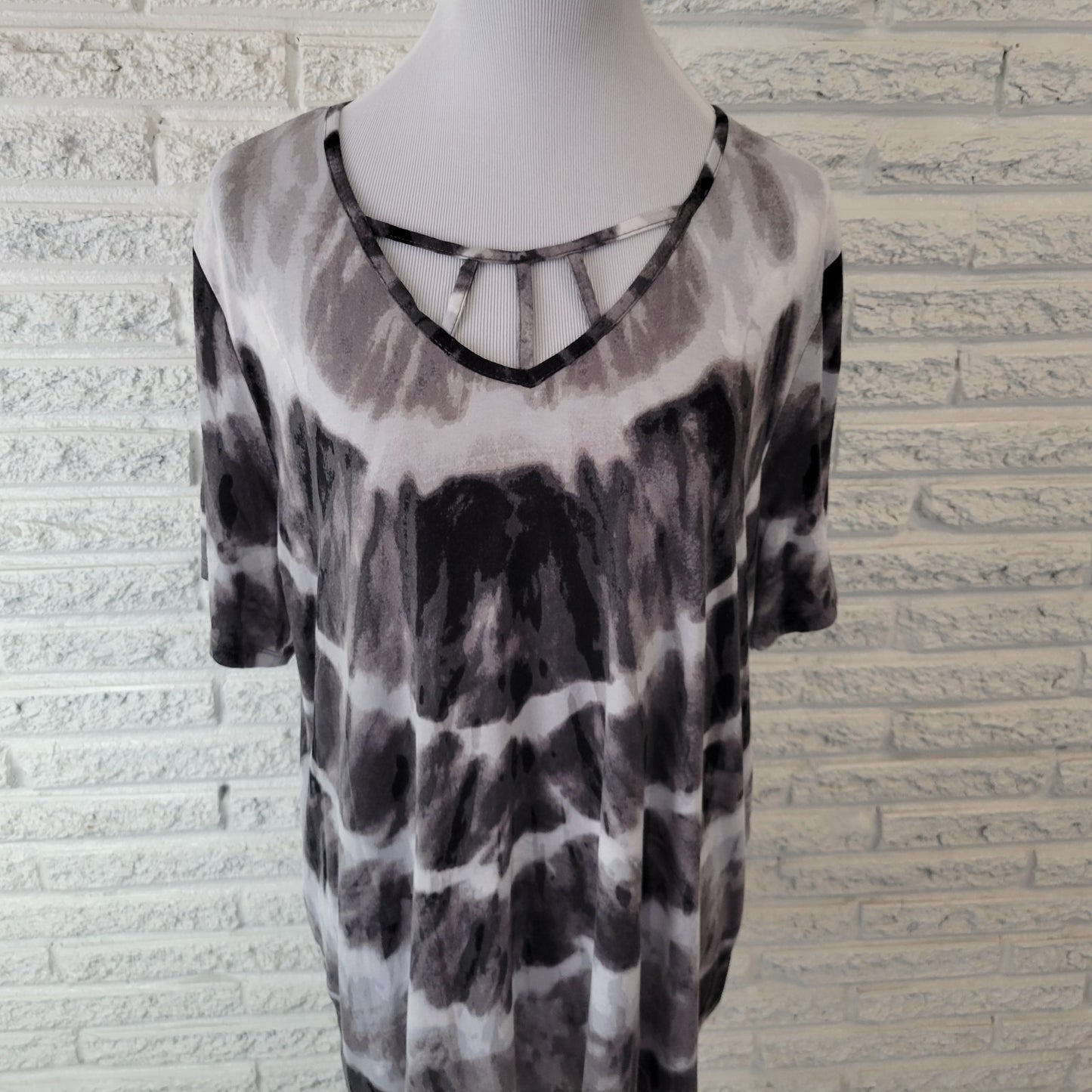 Cato Est 1946 Womens Top 18W 20W Plus Tee Short Sleeve Lattice Neck Gray Tie Dye
