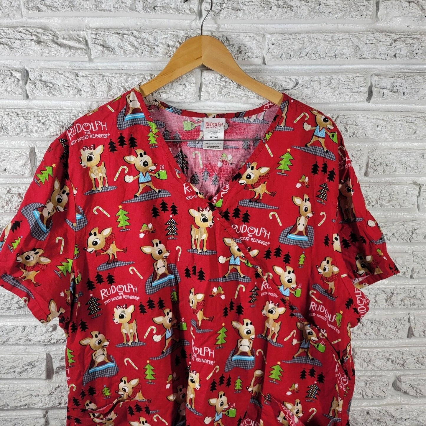 Christmas Rudolph Reindeer Unisex Scrub Top 3X Red Pockets Elastic Back Vet Tech