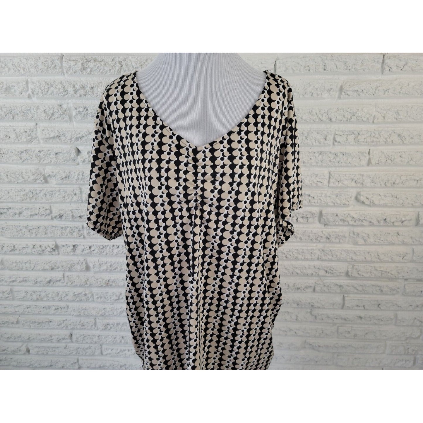 Fashion Bug Women Top 3X Plus Short Sleeve Pullover VNeck Black Geometric