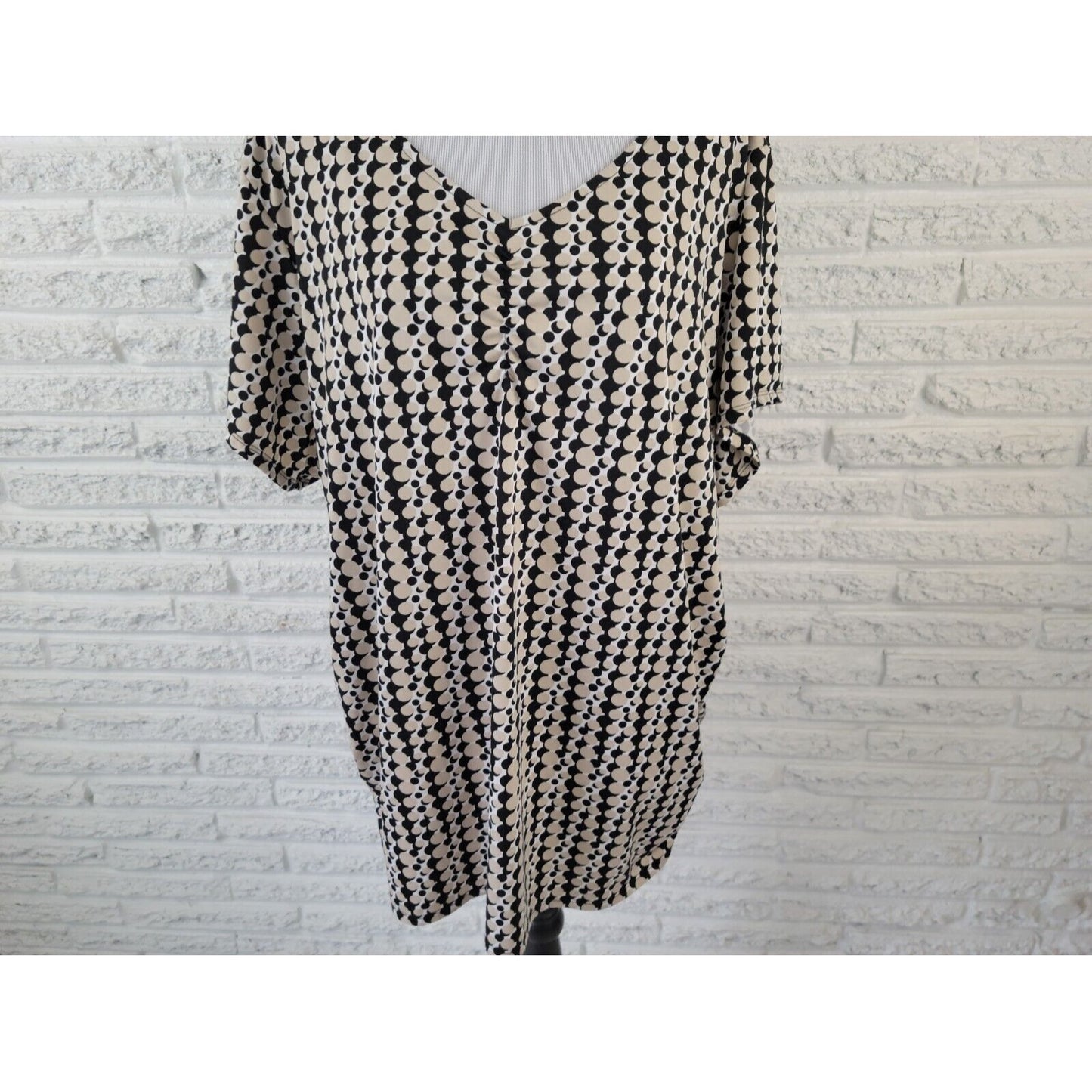 Fashion Bug Women Top 3X Plus Short Sleeve Pullover VNeck Black Geometric