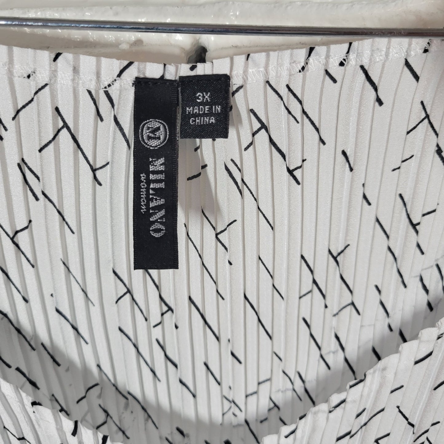 Milano Womens Top 3X Plus Sleeveless Black White Geometric Crinkle Crepe Sheer