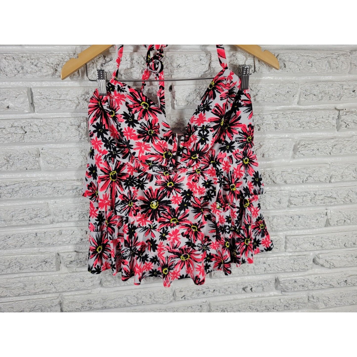 Catalina Womens Swim Top 1X Halter Tiered Pink Floral Poly Blend Built in Bra