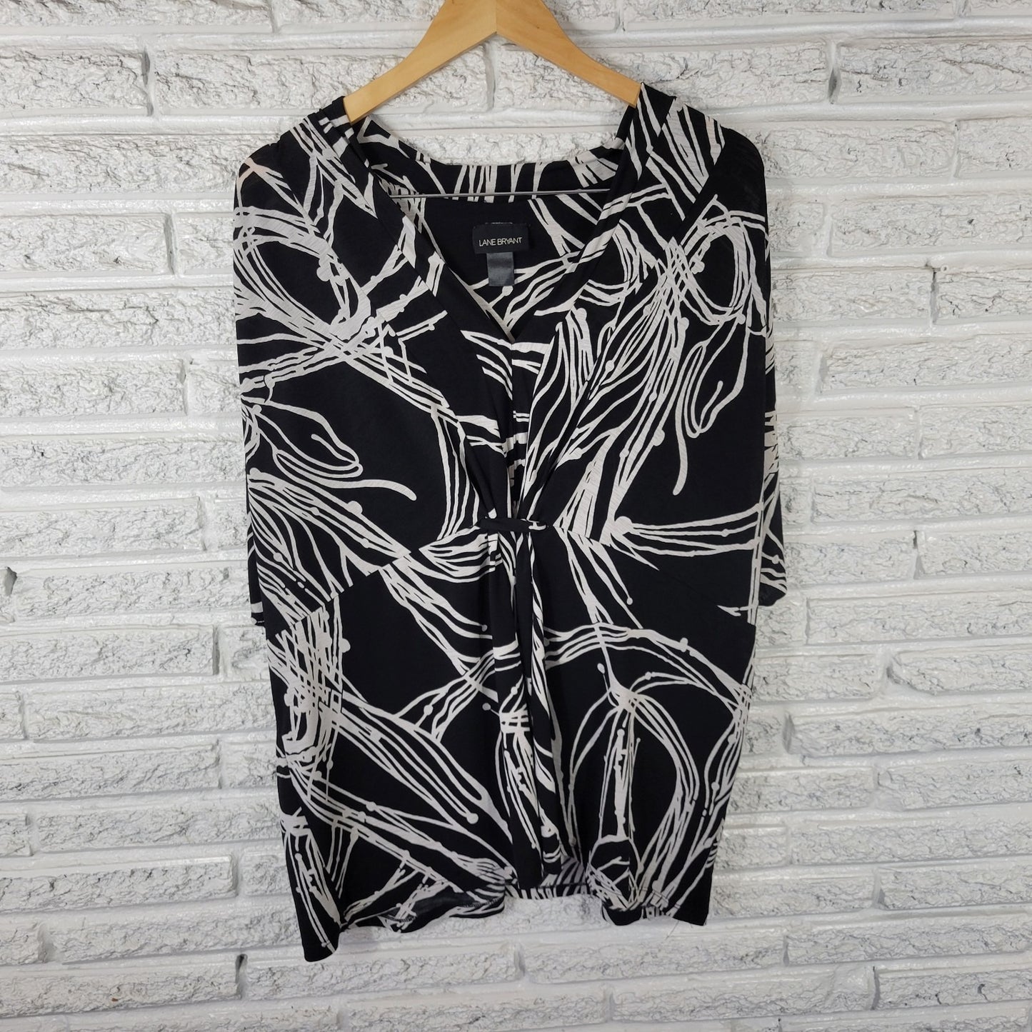 Lane Bryant Women's 22/24 Plus Top Blouse Black Geometric Stretch V-Neck Office