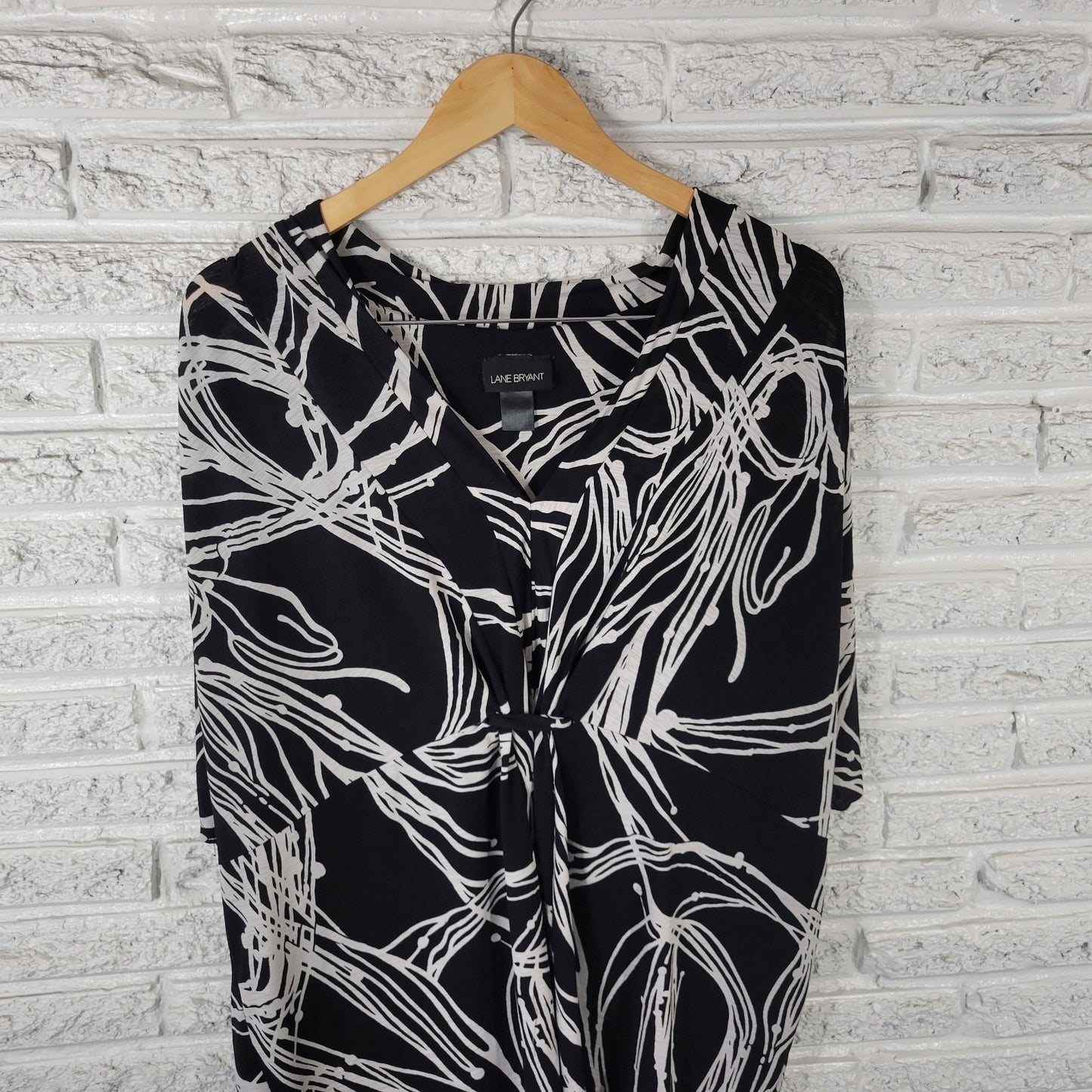 Lane Bryant Women's 22/24 Plus Top Blouse Black Geometric Stretch V-Neck Office